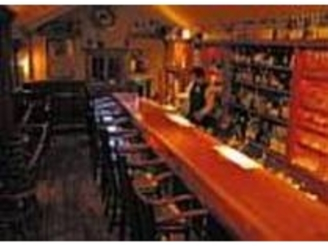 棚には洋酒がズラリ。木の温もりが心地好い_MAIN BAR COAT