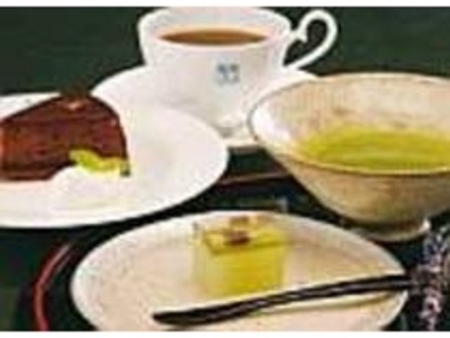 和菓子とケーキ。どっちにするか悩みそう_Cafe Kaii