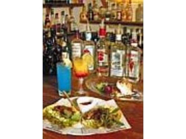 昼は食事、夜はカクテルでくつろげる_Sandia Cafe