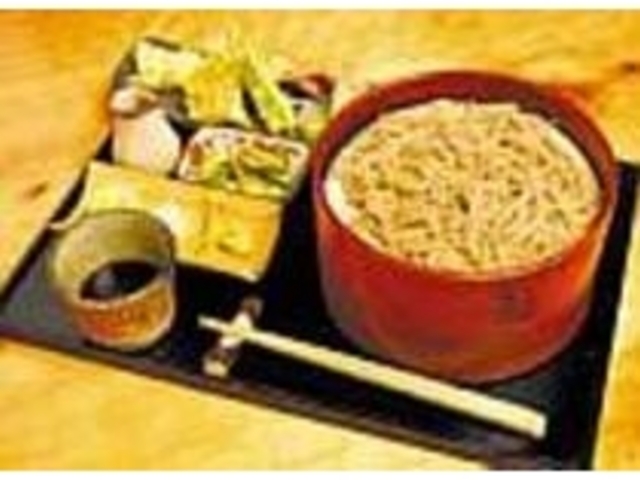 格安で一番人気の『季節の天ざる』_そば打ち にっぱち庵