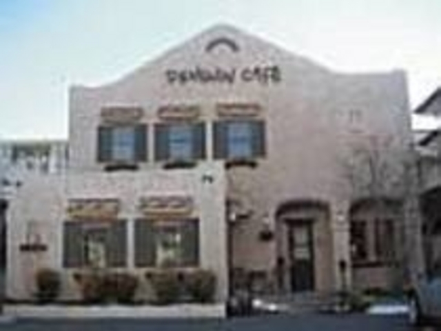 まるで物語に出てきそうな可愛らしい外観_洋風食堂 PENGUIN CAFE