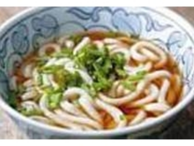 温かい麺にイリコがきいたダシをかけて_赤坂製麺所