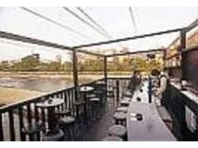 川床のカウンターなんて、とってもオシャレ_BAR アトランティス