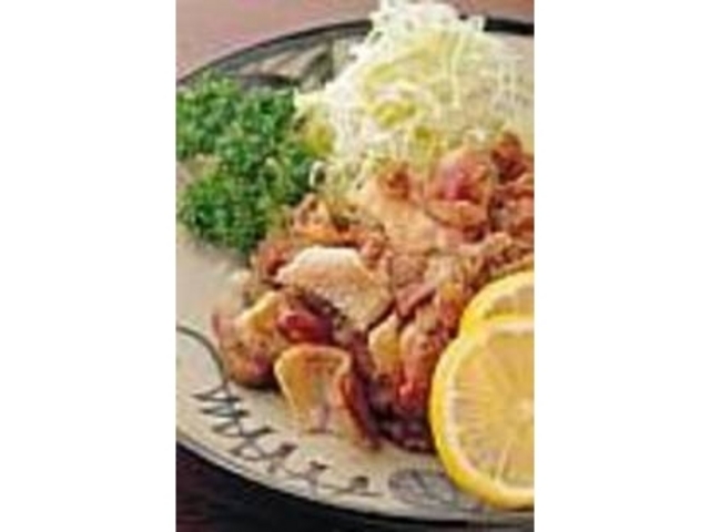 『炭焼日向地鶏』など焼酎にあう料理が並ぶ_日向バンカラ