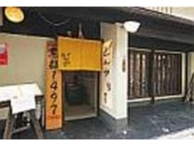 ノスタルジックなムードが漂う店先_とんがら屋
