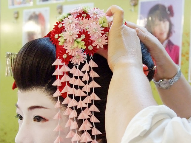 かつらと花かんざしを付ければいつもと違う自分に大変身!_舞妓変身スタジオ夢館