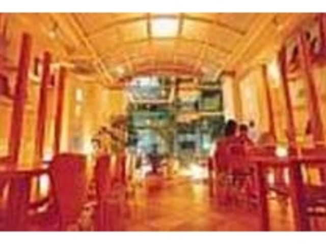 海外リゾート地のバーのような開放的な空間_Cafe Rainbow Color