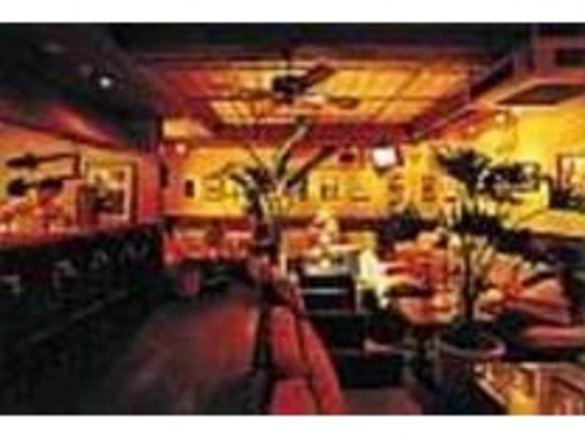 店内は海外ビーチリゾートホテルの雰囲気_DuKE'S
