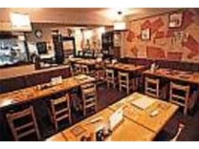 間接照明がオシャレなこぢんまりとした店内_宮崎地鶏 とりのや倶楽部 新橋