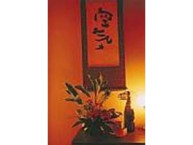 掛け軸に生け花など和の空間に心がなごむ_Japanese Bar 空気