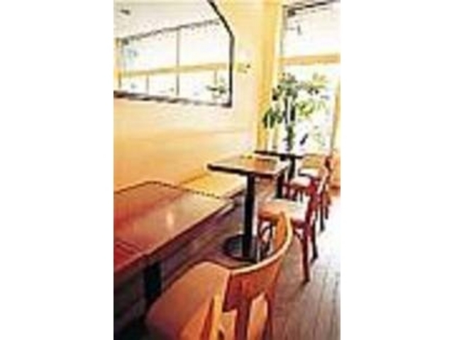 大きな窓からふりそそぐ光で明るい店内_創作欧菓子 プラス・チュリップ