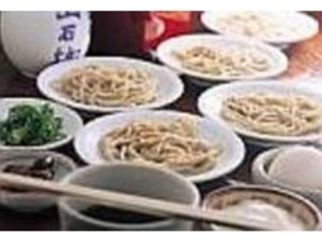 白磁5皿に分けて盛られた『皿そば』_出石城 川原町店