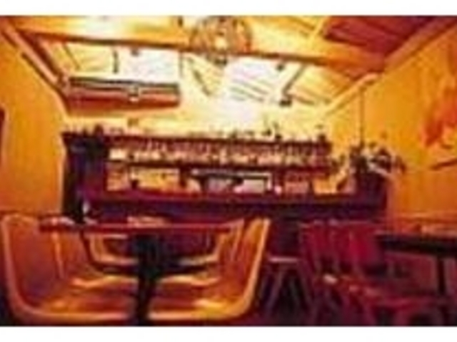 アジアンリゾートを思わせる吹き抜けの店内_Room
