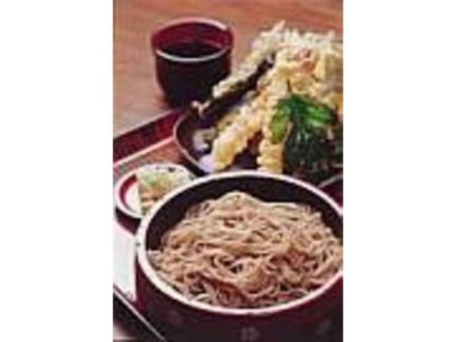 季節の山野菜の天ぷらが付く『天盛りそば』_手打ちそば処 おおほり