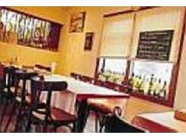 照明を控えめにした、ムードある白壁の店内_トラットリア・ラフィーネ