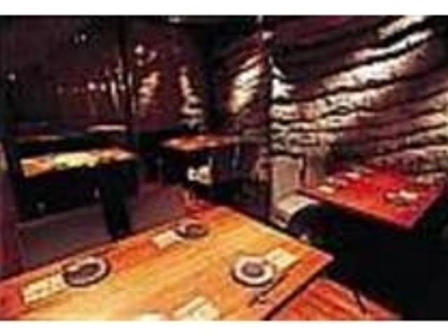 スペースたっぷりのテーブル席が並ぶ店内_水の賦 銀座店