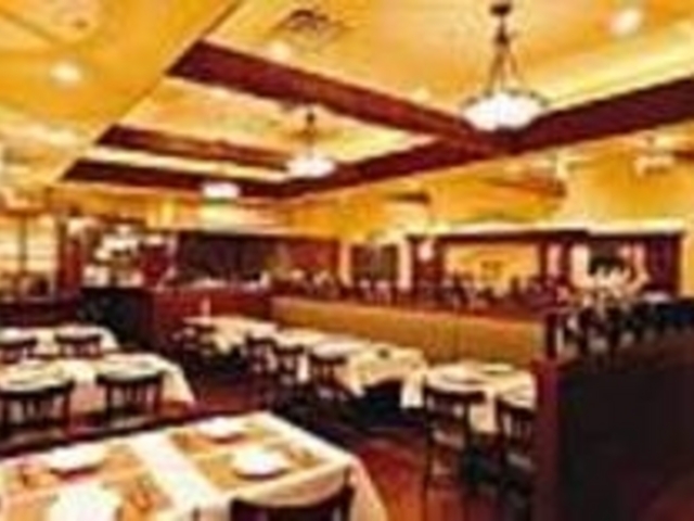 地階にあっても日が差し込む明るい店内_イタリア料理 あ・たーぼら