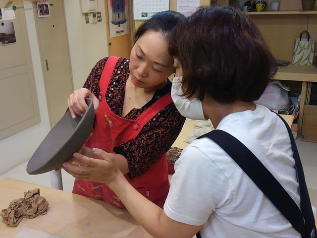 お教室の様子。講師が相談に乗り、丁寧に作陶をお手伝いします。_銀座クラフトイーヨー
