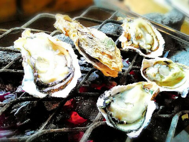 炭火で一気に焼き上げます。ふたが開いたら食べごろです。
_松橋かき小屋
