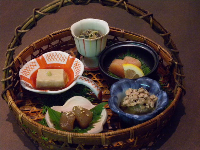 ある日の前菜です。(イメージ)季節や食材仕入れ状況で、メニューがかわる場合がございます。_白川温泉 華匠庵