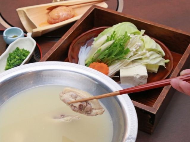 当館一押しメニューの博多華味鳥水たきです。コラーゲンたっぷりのスープが評判です。_白川温泉 華匠庵