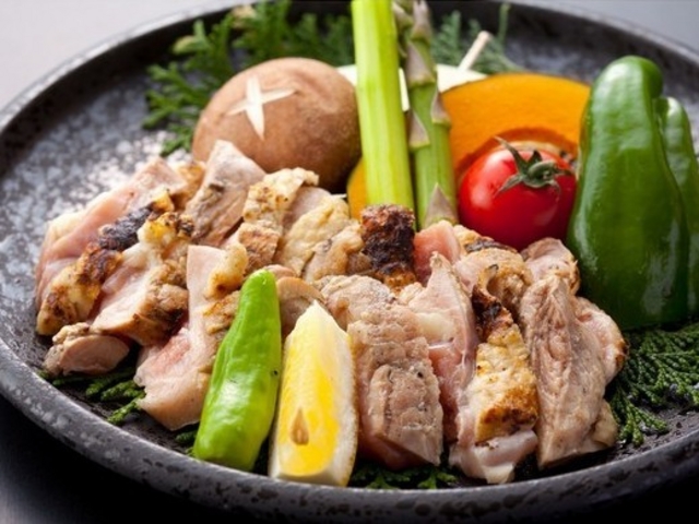 華味鳥炙り御膳の鶏肉です。(イメージ)とってもジューシーなお肉です。ハーブソルトと、華味鳥特製ポン酢え召し上がっていただきます。_白川温泉 華匠庵