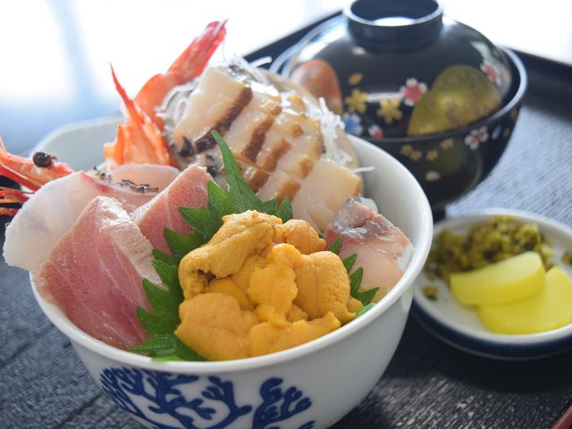 人気メニュー「極上海の幸丼ぶり」_天草生うに本舗丸健水産・イルカウォッチングセンター