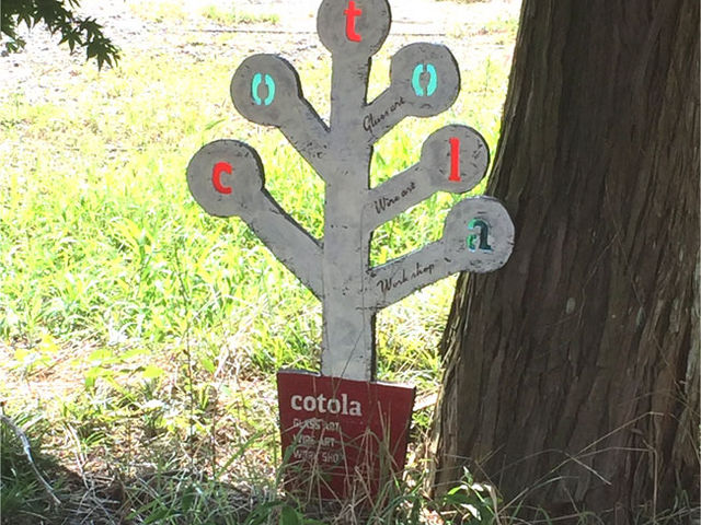 この看板がお出迎え_cotola