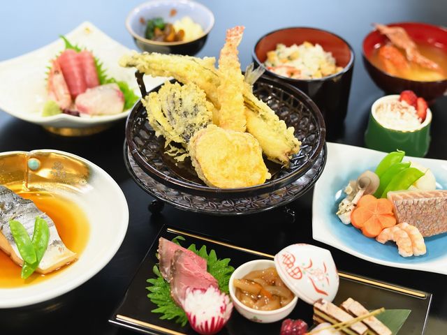 【乗合Bコース】
漁師でもある濱進の亭主も船内厨房に入り調理する料理の品々。提供する魚はその日とれたものにこだわる。_横浜 屋形船 濱進