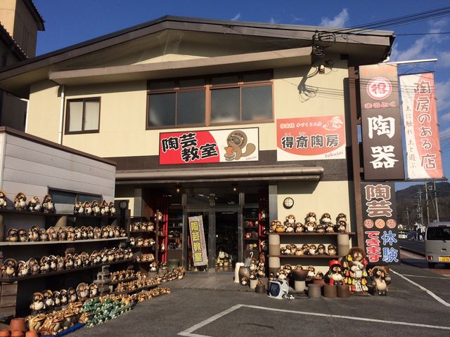 店舗屋外には信楽名物たぬきがズラリと!_得斎陶房(とくさいとうぼう)