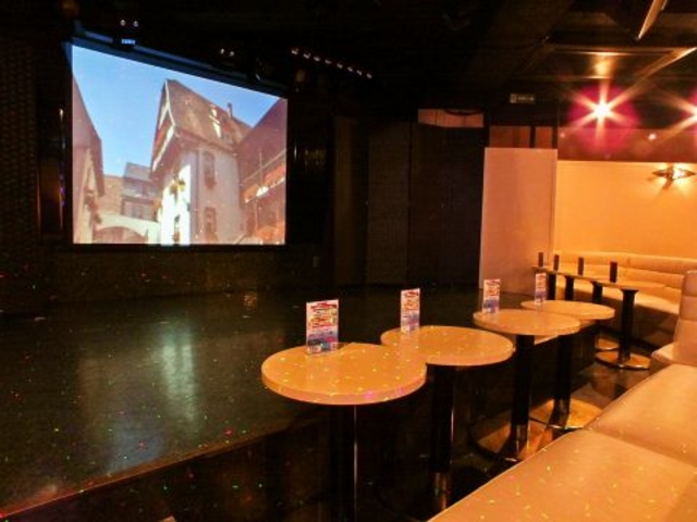 プロジェクター完備なので時間外の貸切や宴会・上映会にもご利用いただけます♪_ヒットパレード(HITPARADE)
