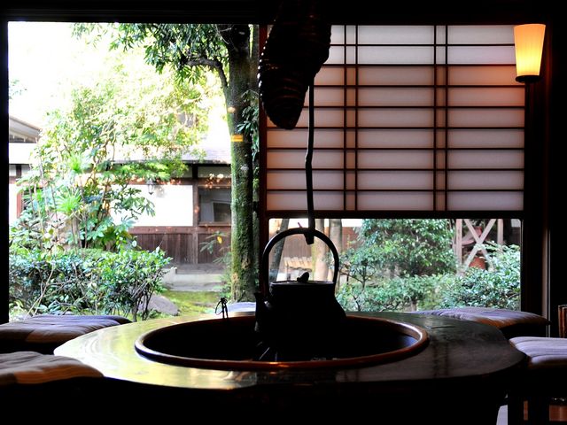ロビーにある懐かしい囲炉裏_人吉旅館