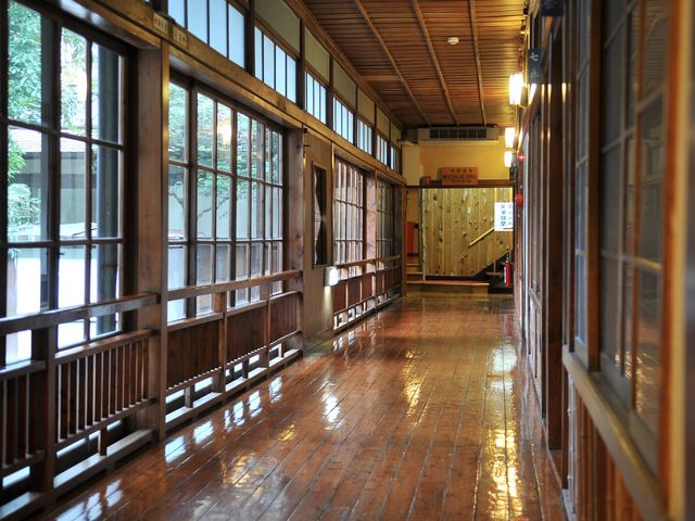 磨き込まれた黒光りの広々とした廊下が長い歴史を物語っている_人吉旅館