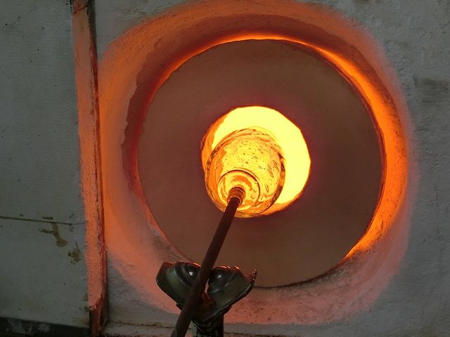 ガラス溶解炉1200℃の高温で何度も焼き戻します。_熊谷ガラス工房