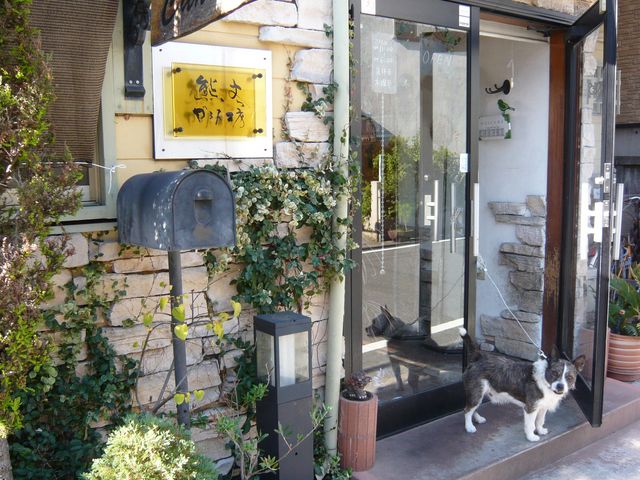 工房は住宅地の中にあります。黄色い外壁が目印です。_熊谷ガラス工房