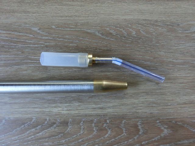 新型コロナウイルス対策として、制作直前に使用する道具の除菌を十分に行ってきましたが、使い捨てのストローを竿に繋げることで衛生管理を強化することにしました。_熊谷ガラス工房