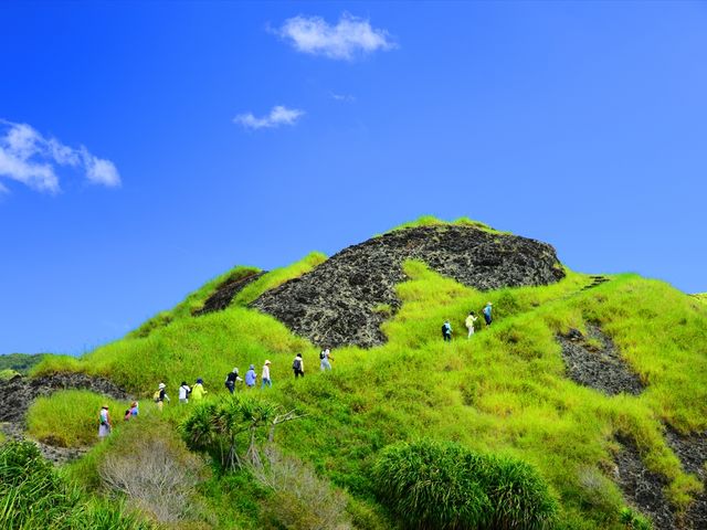 中山峠この上からは小港海岸と、一番の景勝地南島を一望_ボニンブルーシマ