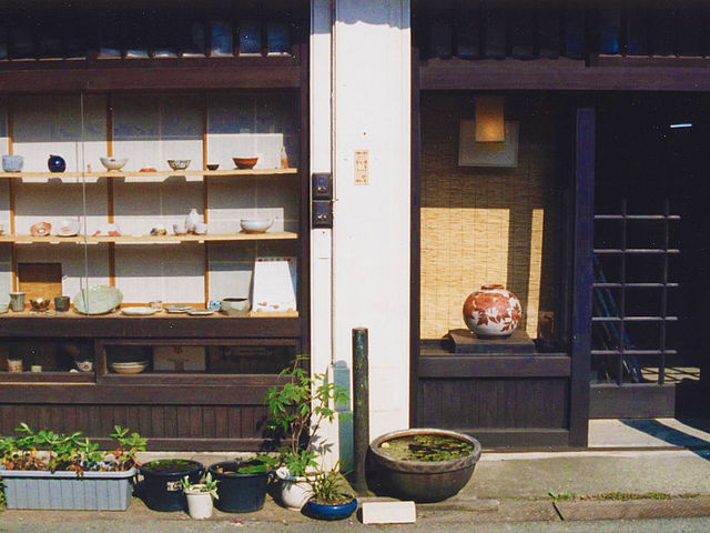工房の外観。
住宅地の中で時の止まった様な癒しの空間が広がります。
_陶芸工房一閑