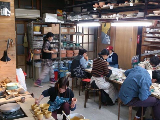 教室風景。
各々の世界に浸っています。_陶芸工房一閑