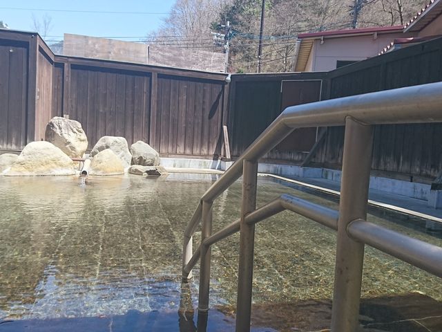 女性露天風呂 解放感抜群 秋にはりんご風呂を行っております_ひがくの湯と登山者食堂
