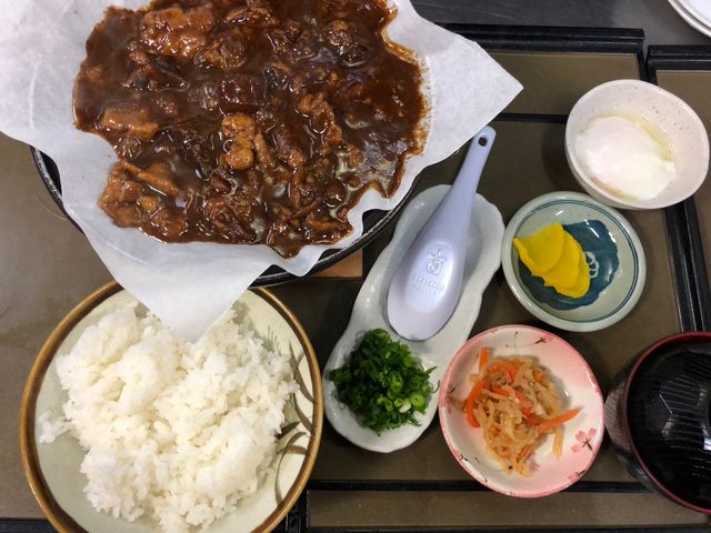 2018年5月に新メニューとして登場した、飛騨牛牛すじ定食大変ご好評をいただいております。これはお世辞ぬきでうまいです。 _ひがくの湯と登山者食堂