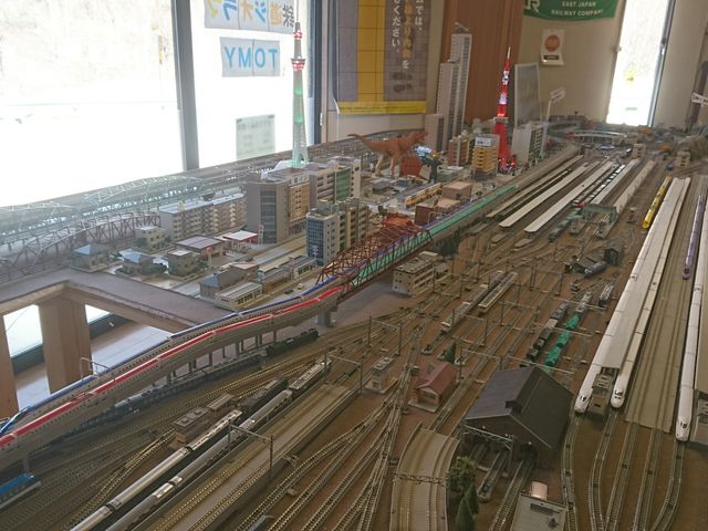 鉄道ジオラマ 車両総数350両 TOMIX車両がメインです。キハ85系 383系はKATO製_ひがくの湯と登山者食堂