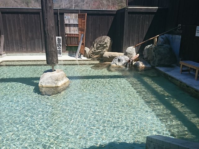 男性露天風呂 その奥からサンダルを履いて進むと登山の湯もあり洗い場は8か所完備_ひがくの湯と登山者食堂