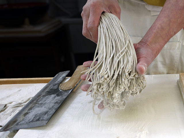 切った蕎麦の粉を払います_出石城山ガーデン