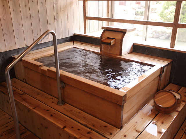 源泉掛け流し貸切風呂「薫風の湯」_旅館 大村屋