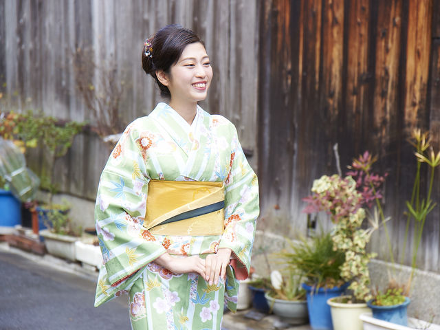 京都は着物姿がよく似合います。たくさんお写真をお撮りください。_京ごころ ハンディクラフトセンター店