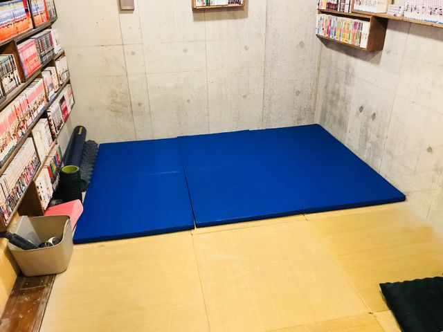 ストレッチ・トレーニングエリアも完備。アップのストレッチからクライミング後のケアまでしっかり行うことができます。_ボルダリングジムUNDERGROUND