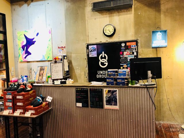 受付、まずはこちらで登録・受付を済ませて頂きます。_ボルダリングジムUNDERGROUND