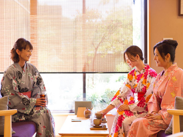 ヒノキの椅子テーブルにて安らぎのひと時☆会話も弾みます♪_1200年続く幻の湯治の郷 湯郷温泉 季譜の里