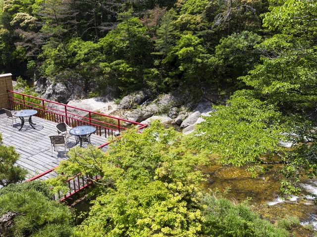 宇連川を望むテラスからの眺めは絶景です!_湯の風HAZU